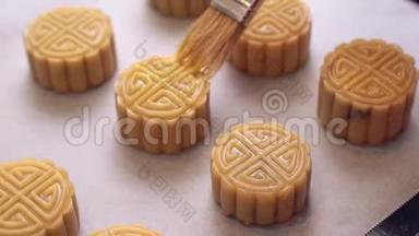 烤前自制粤式月饼-传统节日用毛刷在糕点上涂抹鸡蛋，